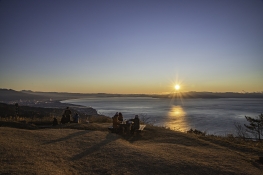 昇る朝日を眺める1月5日に浜石岳に集った人々