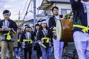 旧東海道を太鼓とともに練り歩く子どもたち