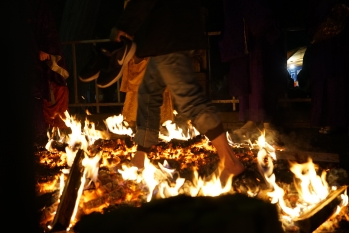 素足で火の上を歩く火渡りの儀式の様子