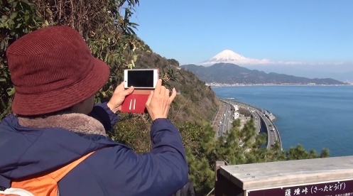 スマホで富士山を撮影する参加者