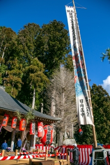 まつり当日の福田寺の様子。赤い提灯や青を基調とした色鮮やかなノボリが出ている。