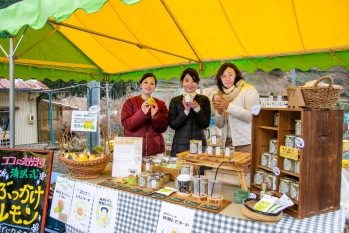 清沢レモンの露店にて、商品をPRする女性たち