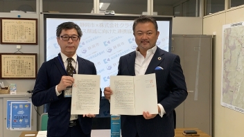 協定式の様子（右：株式会社クラダシ代表取締役社長関藤竜也氏）