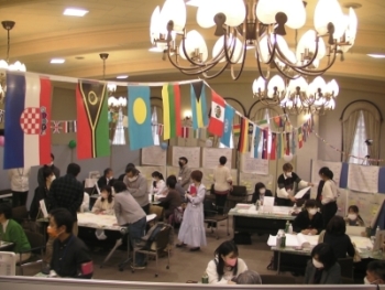 世界の国旗が飾られた会場