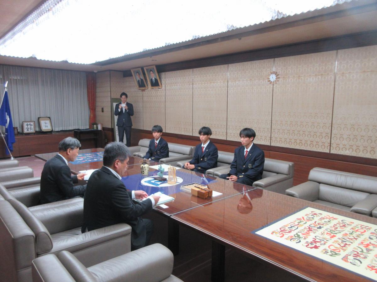 訪問時の様子の画像。奥に勇猛果敢の3名、手前に市長