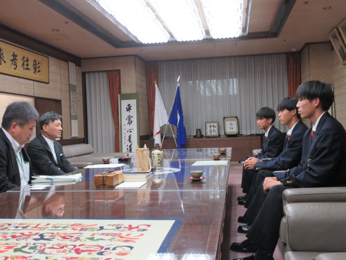 訪問時の様子の画像。右に勇猛果敢の3名、左に市長