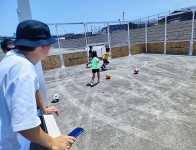 サッカーをする子供と父