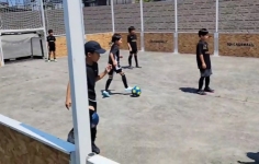 サッカーする子供たち