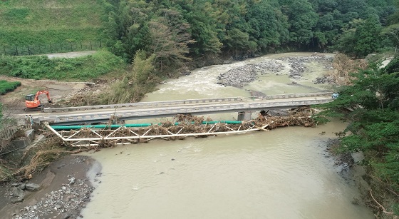 被災後の宮嶋橋と折れた水道管
